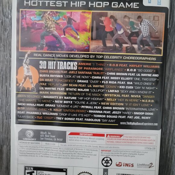 Wii game console with accessories and game - Picture 2 of 9